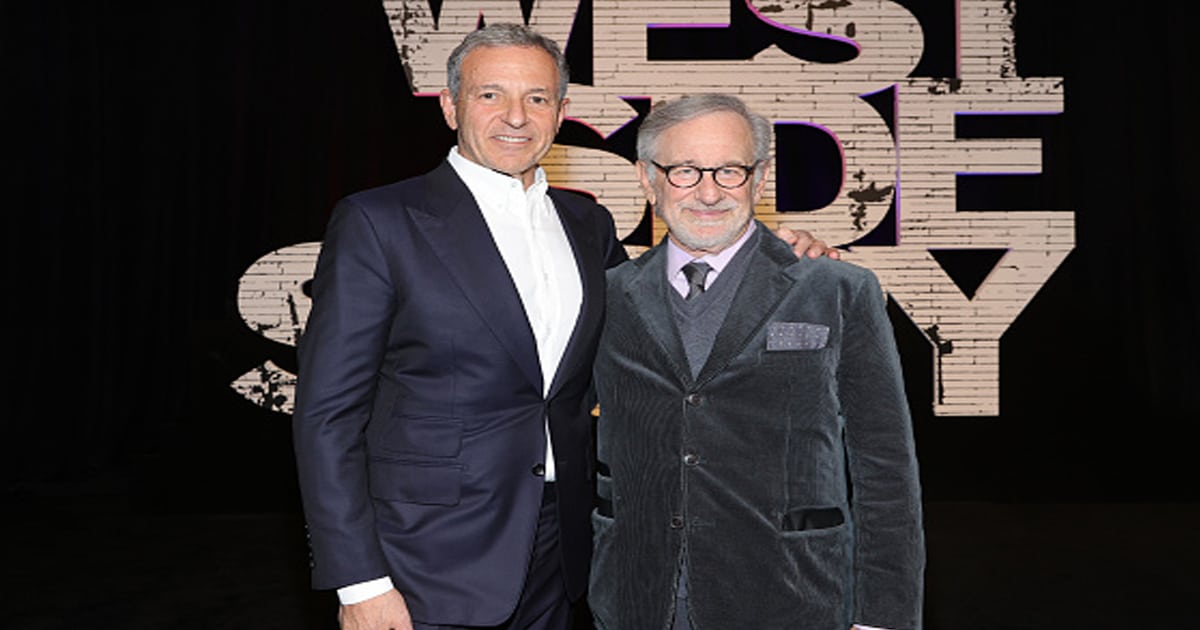 Bob Iger (L) y Steven Spielberg asisten al estreno en Nueva York de West Side Story