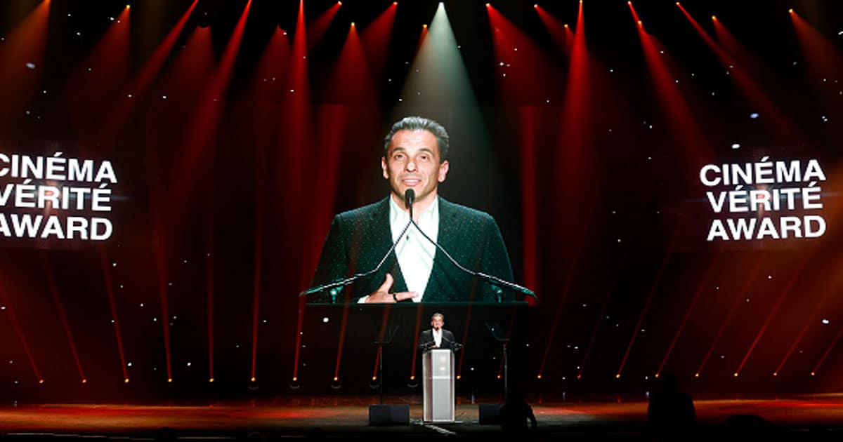 Sebastián Maniscalco habla en el escenario durante los CinemaCon Big Screen Achievement Awards