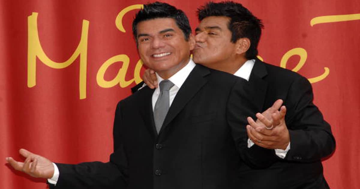 George Lopez (derecha) asiste a la inauguración de la figura de cera de George Lopez de Madame Tussaud en Madame Tussauds