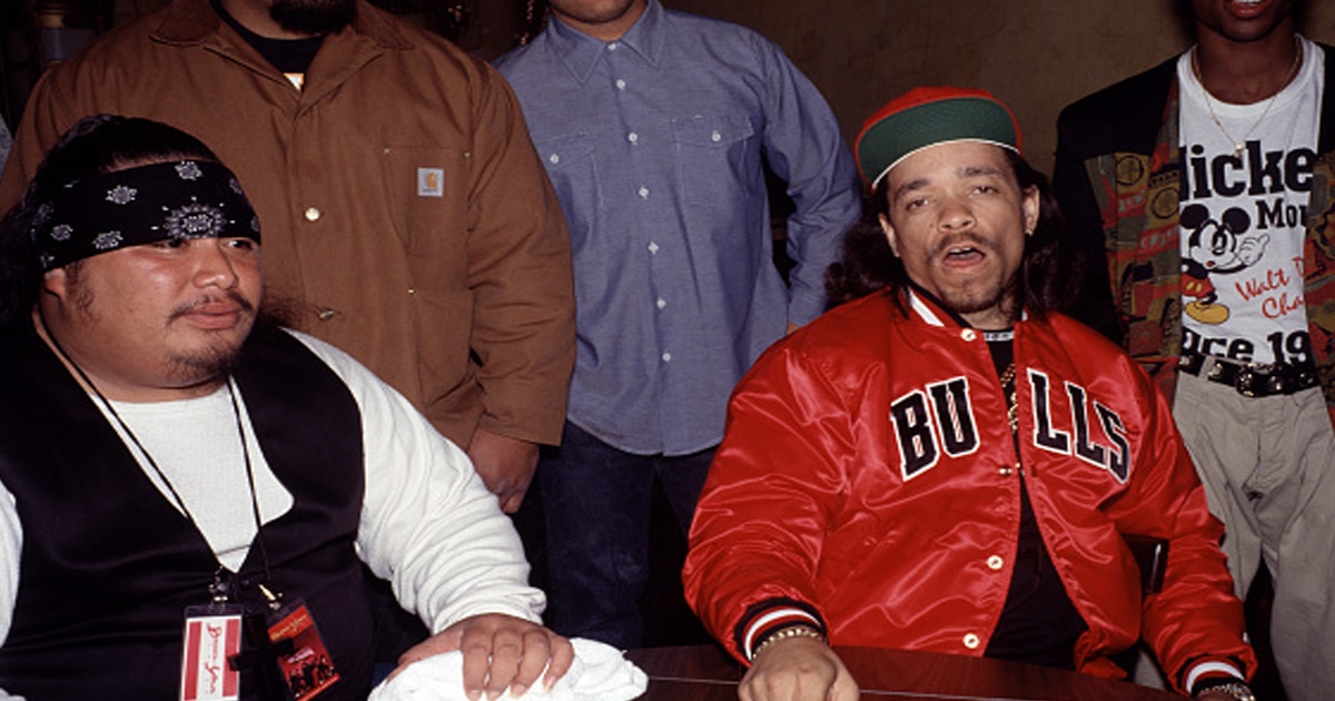 Ice-T (nacido como Tracy Marrow) (con una chaqueta roja de los Bulls) se para con otras personas no identificadas en el MK Club