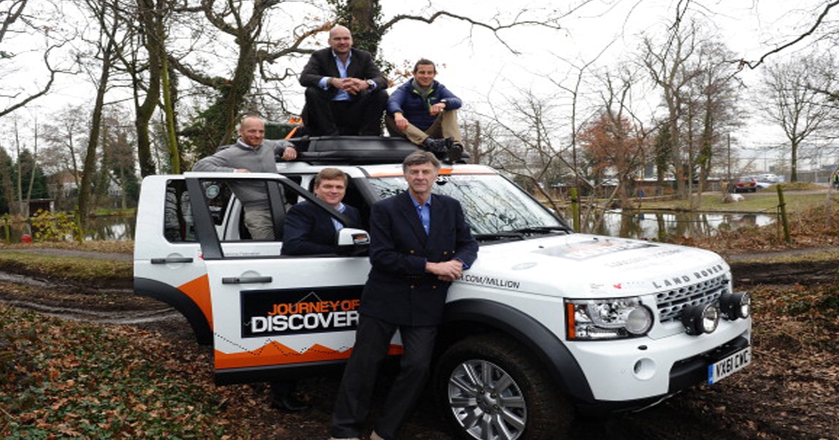 (Desde la izquierda) Los aventureros británicos Ben Saunders, Monty Halls, Ray Mears, Bear Grylls y Ranulph Fiennes (al frente) posan con el Land Rover Discovery número un millón