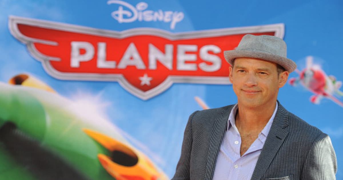 El actor anthony edwards asiste al estreno de Disney's Airplane 