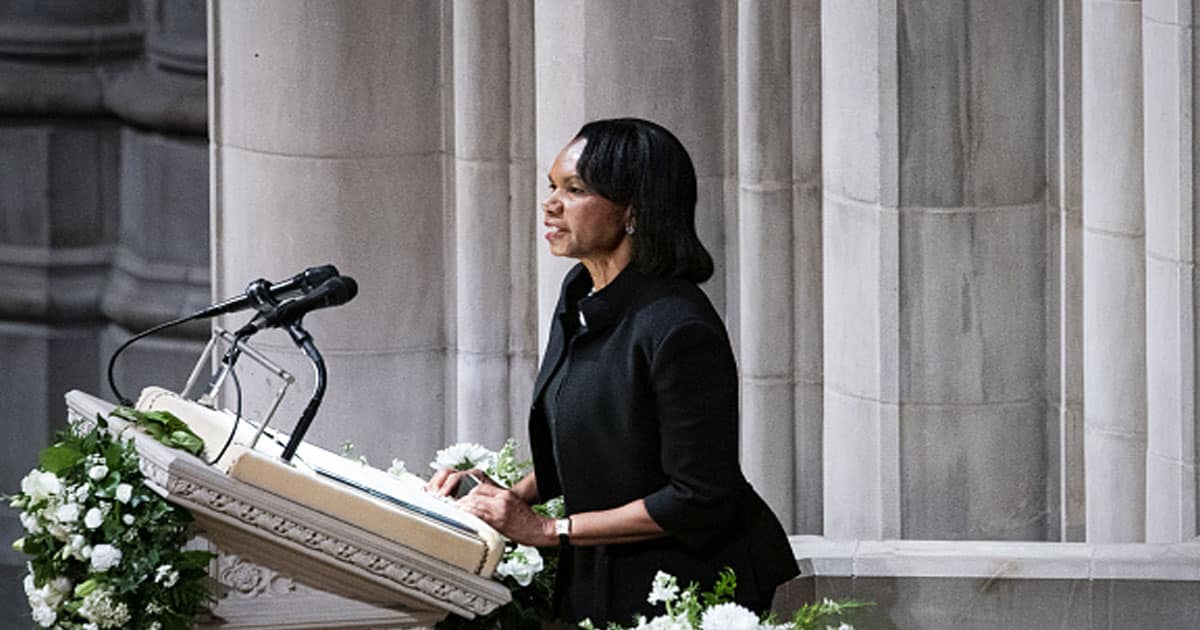 Condoleezza Rice habla durante el funeral de la fallecida Madeleine Albright
