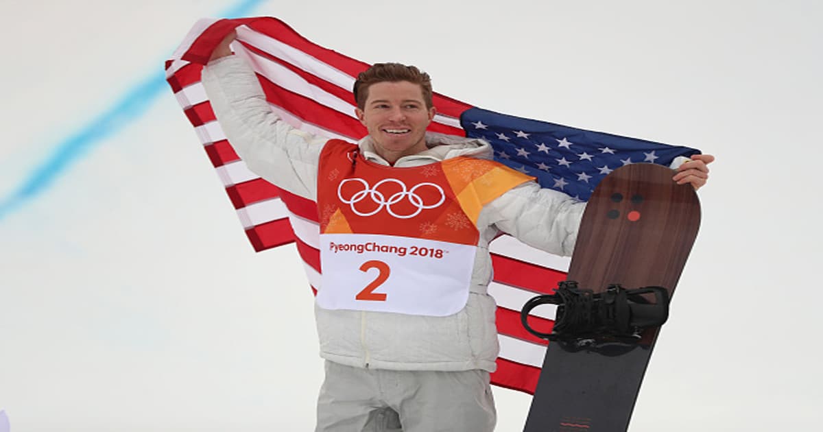 El snowboarder olímpico Shaun White celebra una medalla de oro en 2018