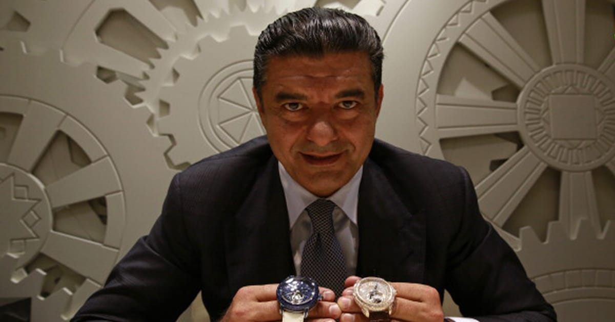 Jacob Arabo posa para una foto con relojes de pulsera Caviar Tourbillon 