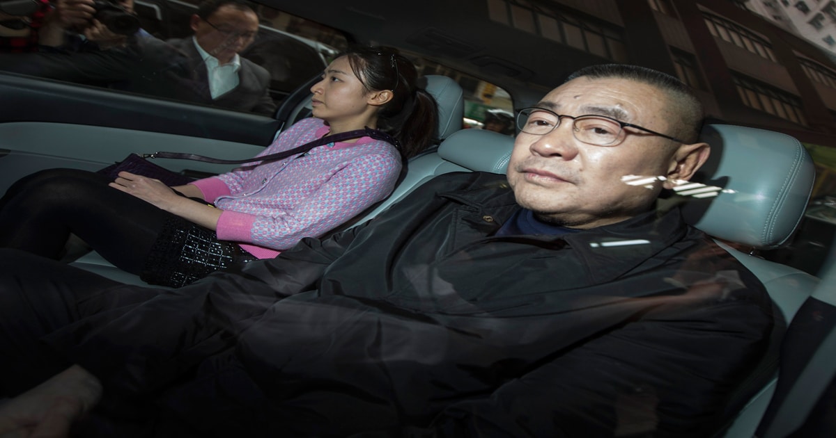 Los joyeros más ricos Joseph Lau sentados en la parte trasera del auto