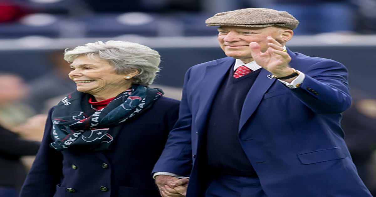 Bob McNair y su esposa Janice son los capitanes de Home Advantage nombrados durante el juego NFL AFC Wild Card