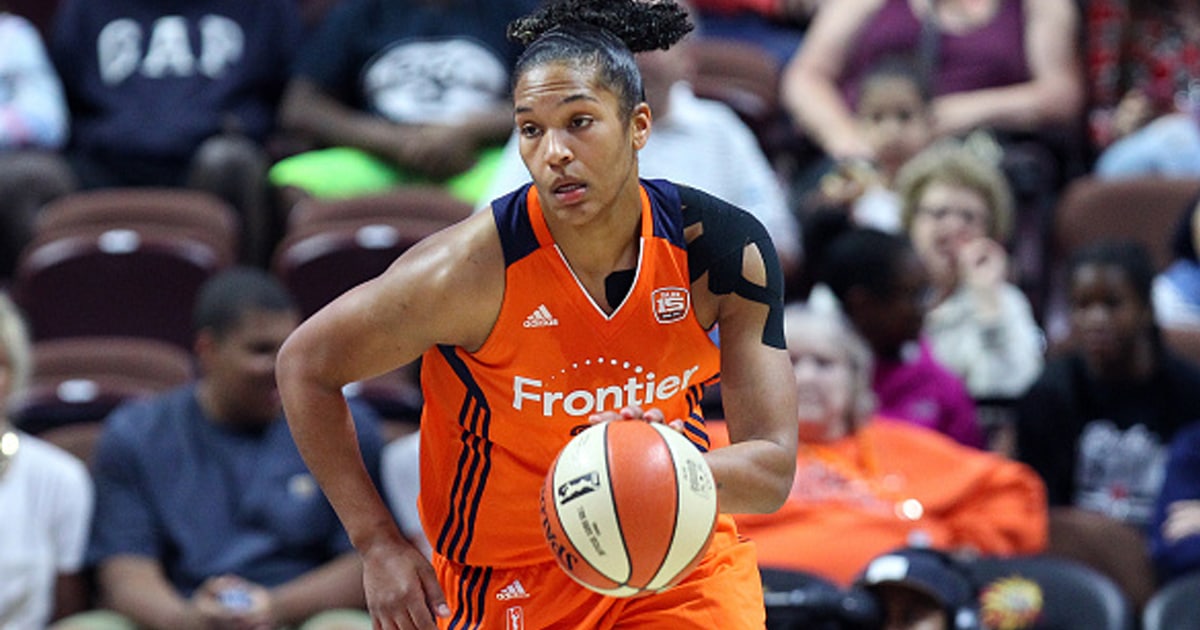 Alyssa Thomas (25) rompe rápido durante la segunda mitad del partido de la WNBA entre Los Angeles Sparks y Connecticut Sun