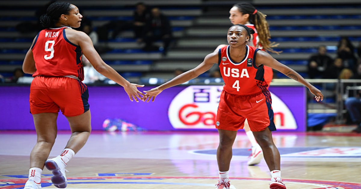 Jewell Loyd (D) de EE. UU. durante el partido del Grupo A del Torneo de Clasificación Olímpica Femenina FIBA ​​2020