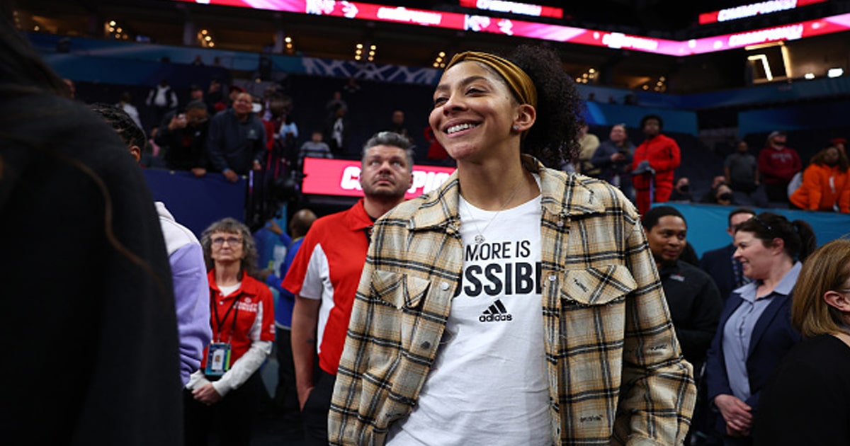  Candace Parker vista en el juego del campeonato femenino de la NCAA en adidas 'More Is Possible'